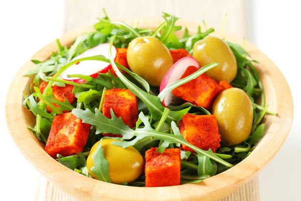 Ensalada de verduras con aceitunas y queso picante — Foto de Stock