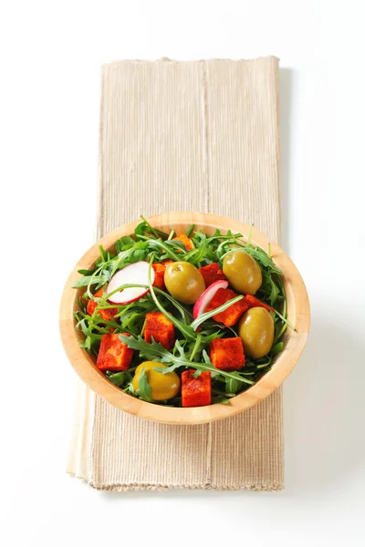 Sallad greener med oliver och kryddig ost — Stockfoto