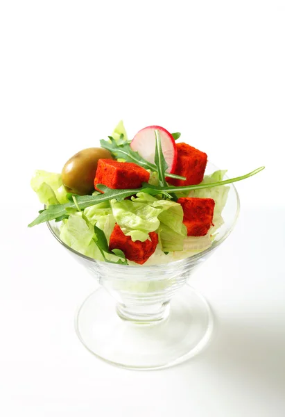 Salada de legumes com azeitonas verdes e queijo — Fotografia de Stock