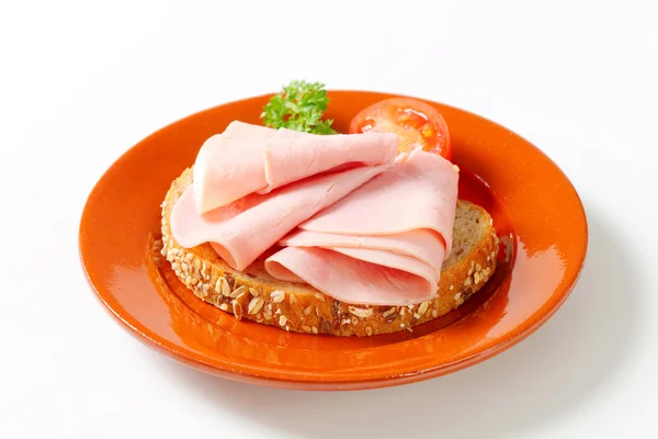 Brot mit geschnittenem Schinken — Stockfoto