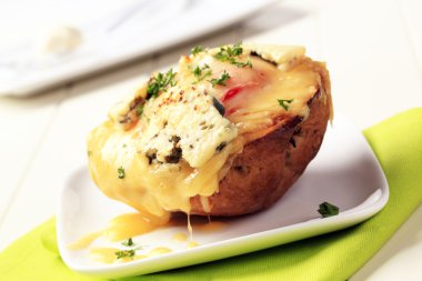 Çift peynirli patates pişmiş iki kez