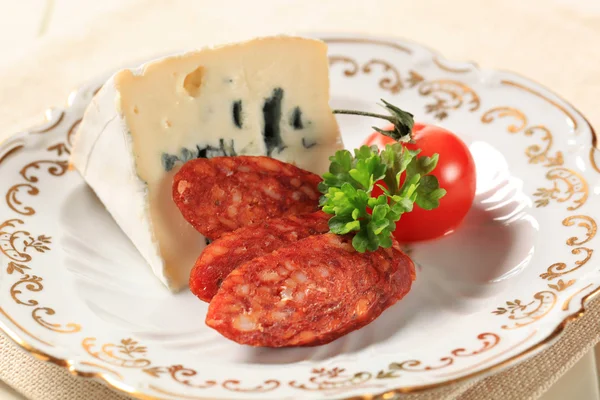 Синій сир і ковбаса — стокове фото