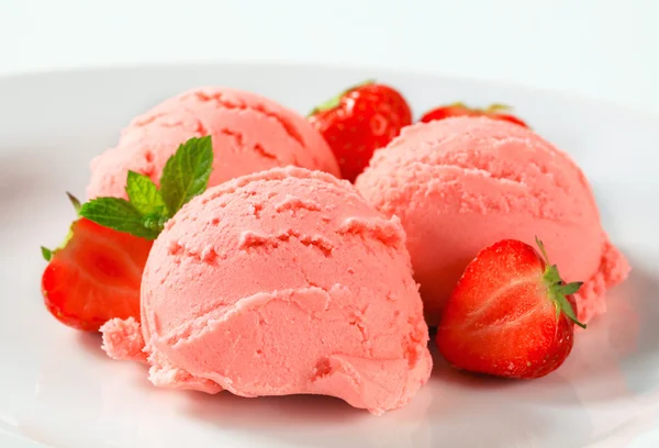 Strawberry ice cream — Stock Photo, Image