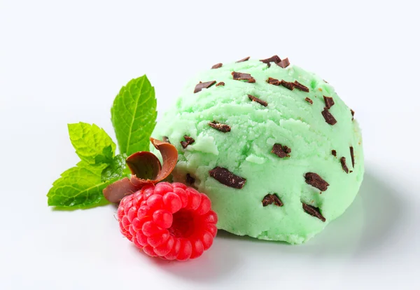 Helado de menta con chispas de chocolate —  Fotos de Stock