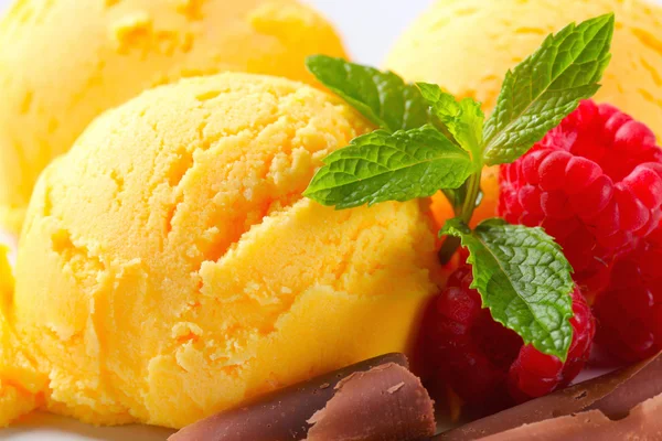 노란 아이스크림 스푼 — 스톡 사진