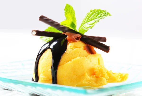 Ice cream with chocolate sauce and mint sticks — Stock Photo, Image