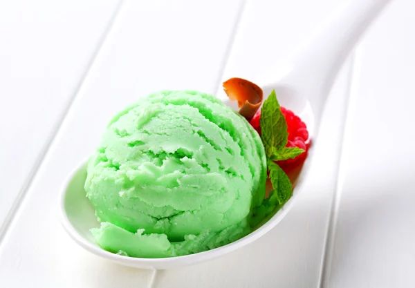 Cucharada de helado verde — Foto de Stock