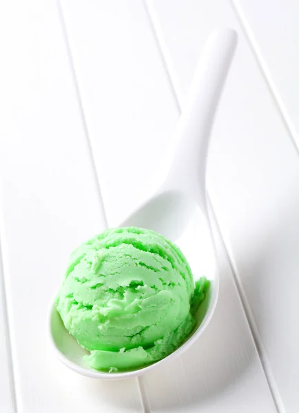 Cucharada de helado verde — Foto de Stock