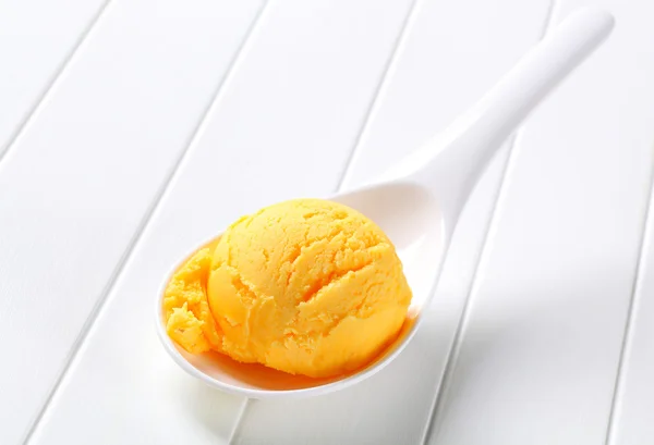 Helado amarillo en cuchara —  Fotos de Stock