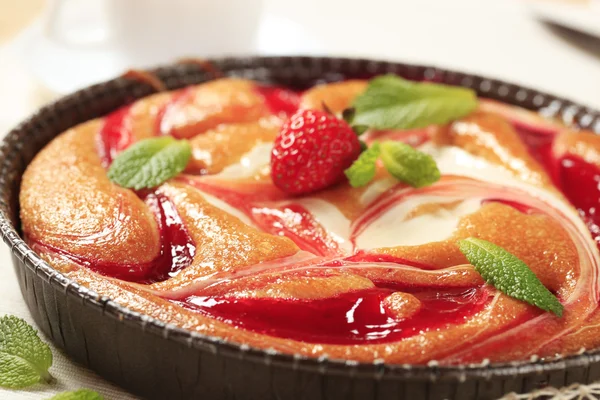 Gâteau éponge au fromage et à la fraise — Photo