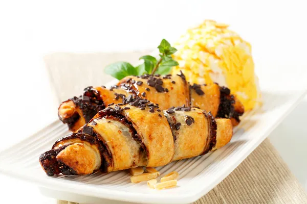 Chocolade crescent rolls met ijs — Stockfoto
