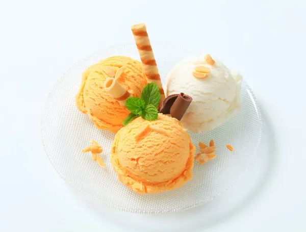 Helado con rollos de oblea — Foto de Stock