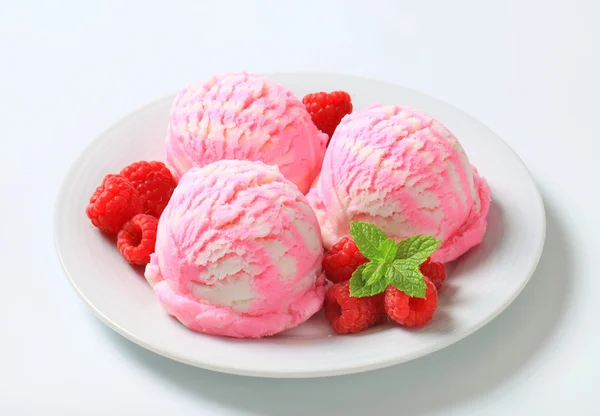 Raspberry ice cream — Stock Photo, Image