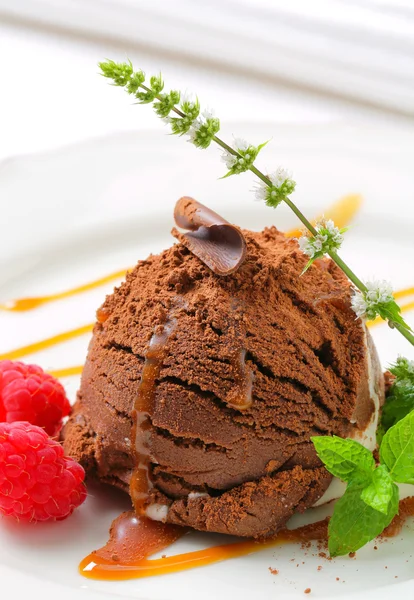 Chocolate ice cream with caramel — Stock Photo, Image