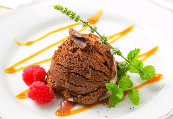 Chocolate ice cream with caramel — Stock Photo, Image