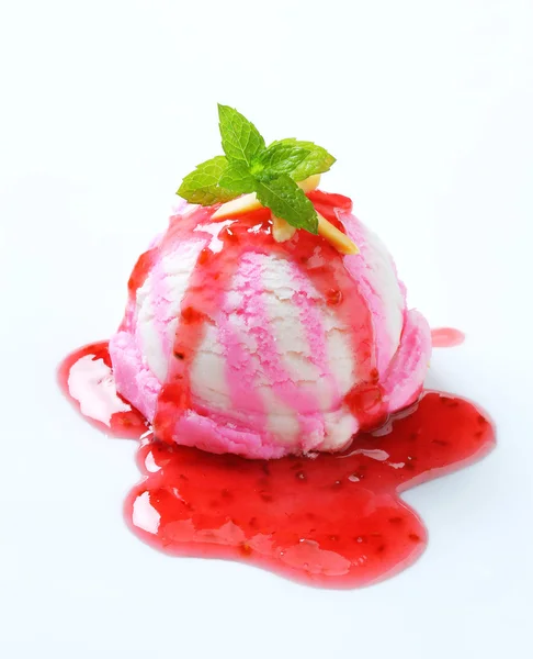 Raspberry ice cream — Stock Photo, Image