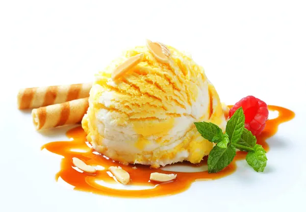 Gelato con salsa al caramello — Foto Stock