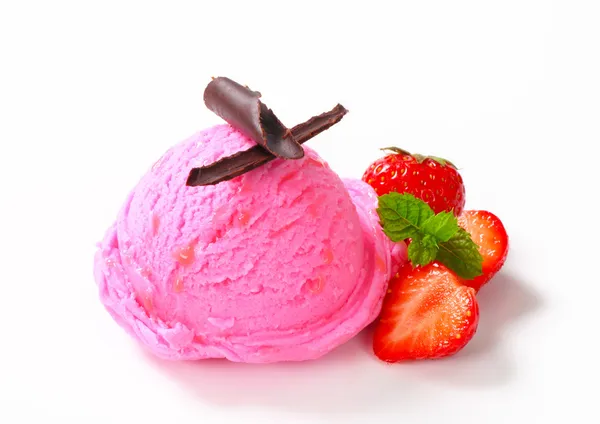 Scoop of strawberry ice cream — 스톡 사진