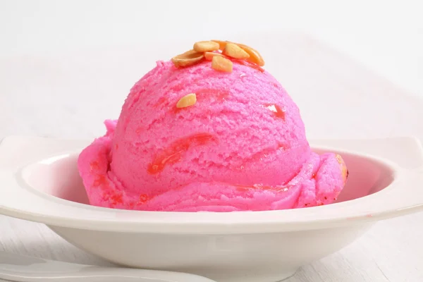 Cucharada de helado rosa — Foto de Stock