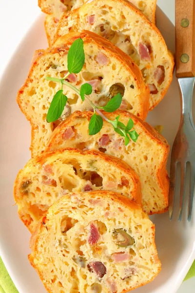 Baharatlı jambon ve zeytin keki