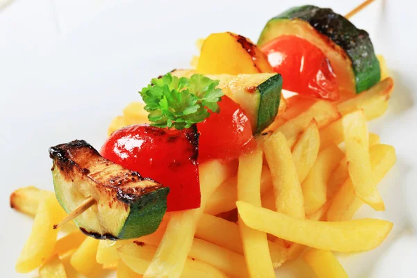 Brochette de légumes et frites — Photo