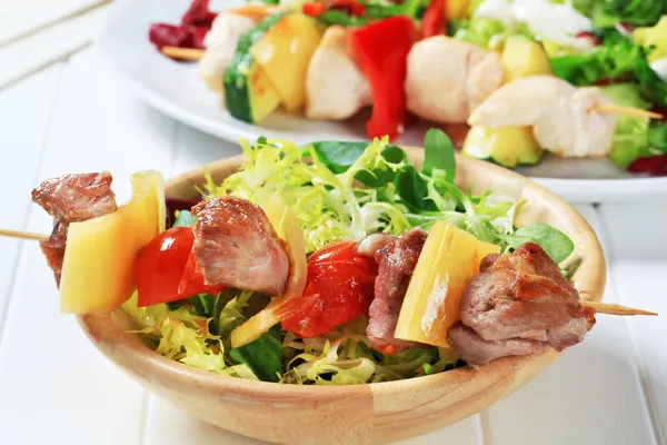 Grilled pork skewer and spring salad — Stock Photo, Image