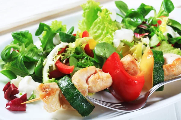 Chicken skewer with salad mix — Stock Photo, Image