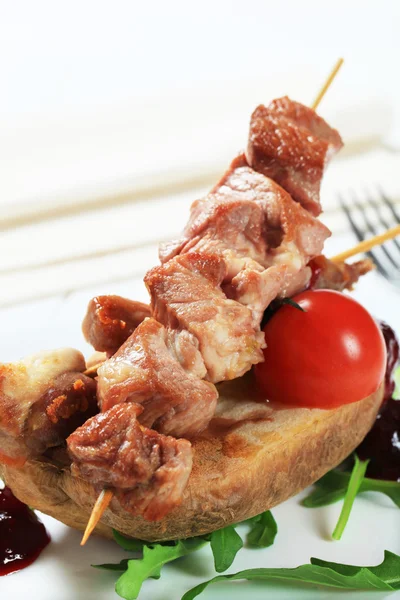 Varkensvlees kebab en gebakken aardappel — Stockfoto