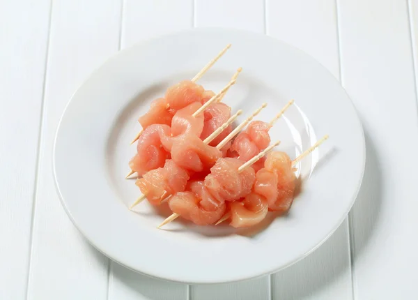 Frisches Hühnerfleisch auf Stöcken — Stockfoto