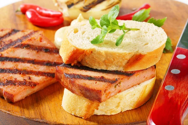 Gegrilltes leberkase sandwich — Stockfoto