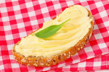 bütün tahıl ekmeği tereyağı ile