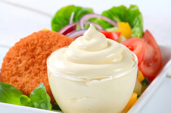 Queso frito con ensalada de verduras y mayonesa —  Fotos de Stock