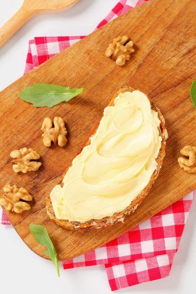 Vollkornbrot mit Butter — Stockfoto