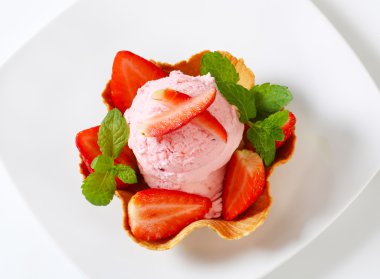 pembe dondurma waffle sepeti