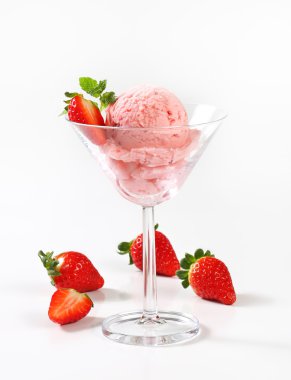 Taze çilekli dondurma.