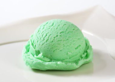 Kepçe yeşil dondurma