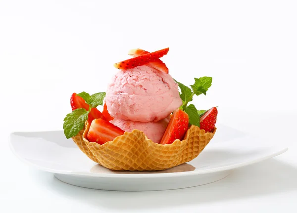 Розовое мороженое в корзине для вафель — стоковое фото