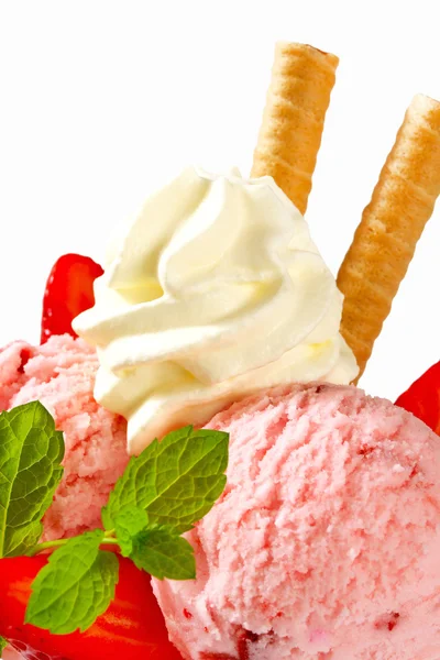 Strawberry ice cream sundae — Stock Photo, Image