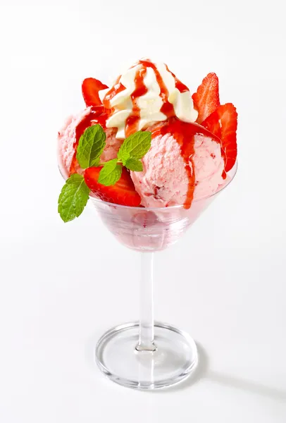 Strawberry ice cream sundae — Stock Photo, Image