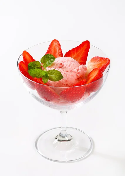 Eis mit frischen Erdbeeren — Stockfoto