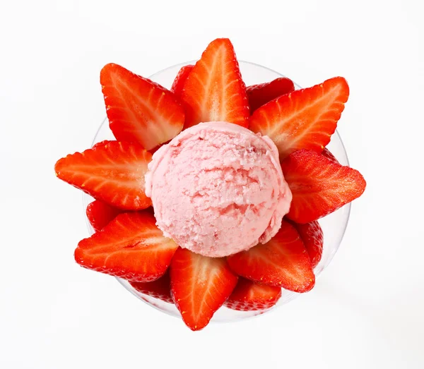 Παγωτό με φρέσκες φράουλες — Φωτογραφία Αρχείου