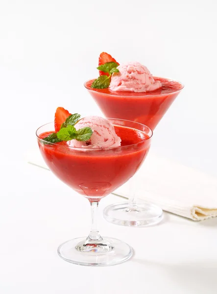 Ice cream with strawberry sauce — Stock Photo, Image