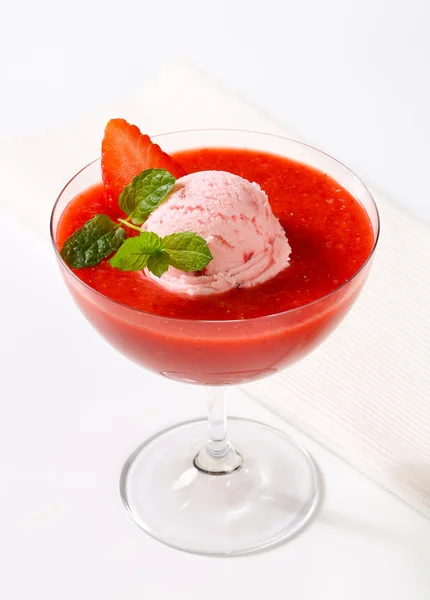 Eis mit Erdbeersoße — Stockfoto