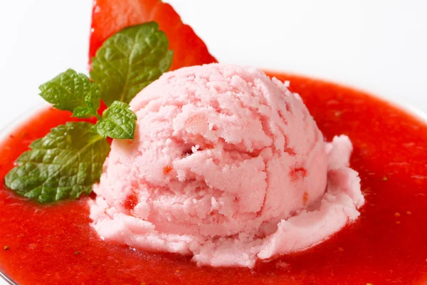 アイスクリームとイチゴのピューレ — ストック写真