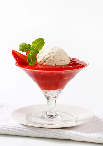 アイスクリームとイチゴのピューレ — ストック写真