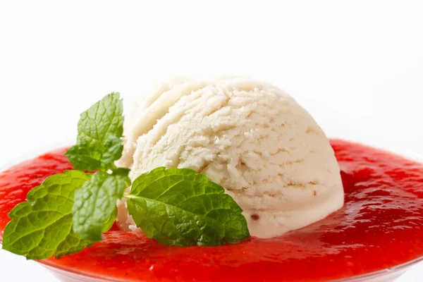 Gelato con purea di fragole — Foto Stock