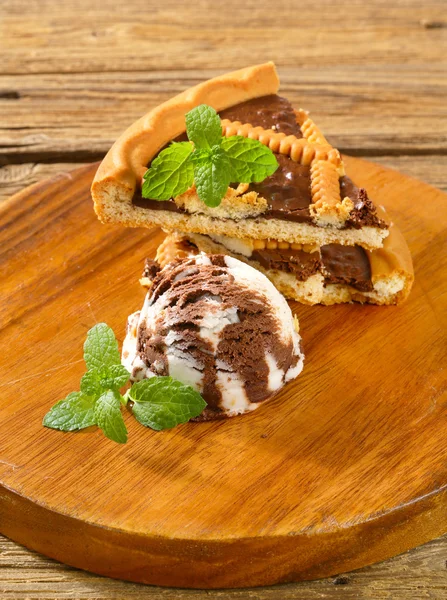 Crostata de chocolate com sorvete — Fotografia de Stock