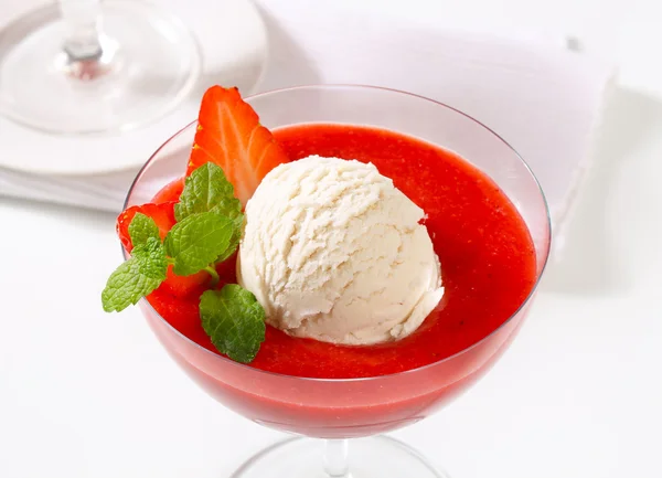 Ice cream with strawberry puree in coupe — Stock Photo, Image