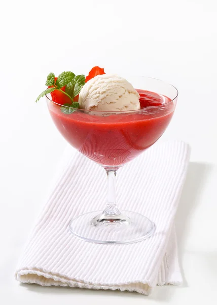 Helado con puré de fresa — Foto de Stock