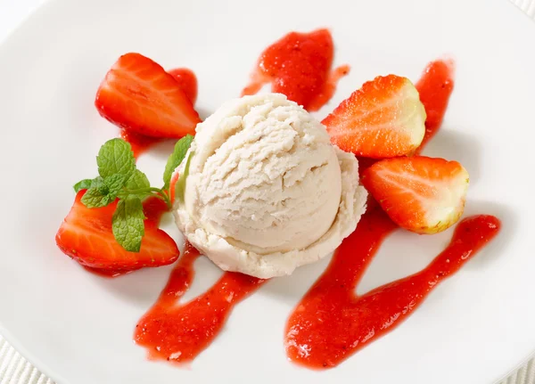 Ice cream with strawberries — Stock Photo, Image